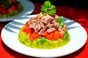 Салат с тунцом, помидорами и авокадо