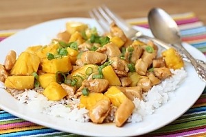 Куриное филе с ананасами на сковороде