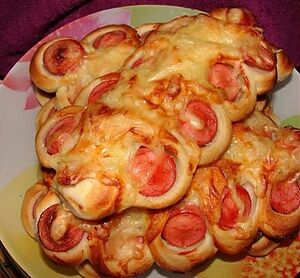 Булочки с сосисками (плетенка)