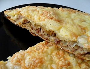 Пирог с фаршем и грибами из слоеного теста