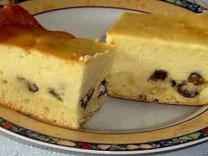 Простой пирог с творогом и изюмом