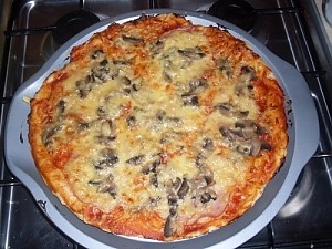Пицца с ветчиной и грибами
