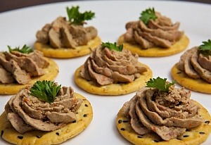 Паштет из куриной печени на крекере
