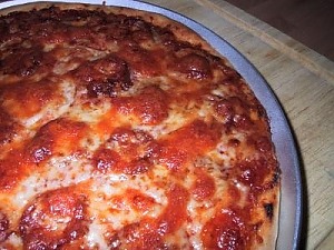 Пицца с луком и чесноком