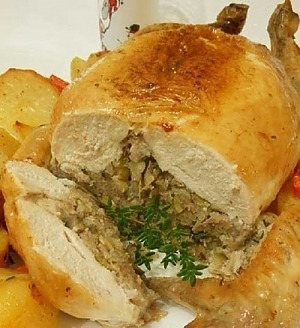 Праздничная фаршированная курица без костей