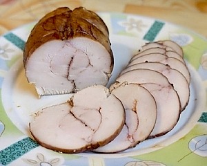 Пастрома из куриной грудки в винном маринаде