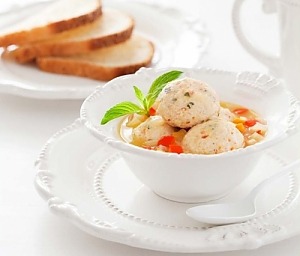 Курячі кульки з бульйоном і овочами