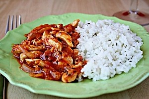 Куриное рагу с помидорами и луком