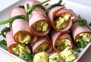 Рулетики из ветчины с сыром и чесноком