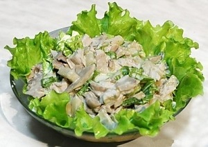 Салат с куриным филе и грибами