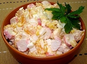 Салат с крабовыми палочками, апельсином и кукурузой