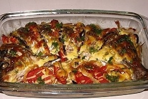 Карп, запеченный с овощами