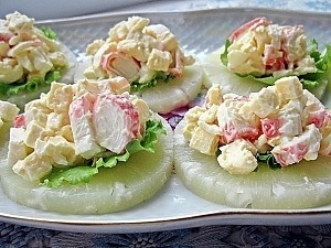 Закуска на кольцах ананаса