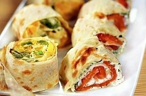 Ролл из лаваша с ветчиной и рыбой