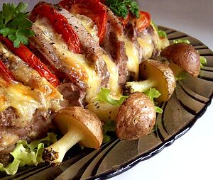 Гармошка из свинины с помидорами и сыром