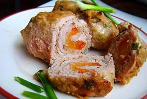 Мясные рулетики под соусом
