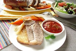 Говядина запеченная куском с овощами