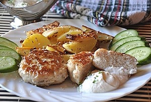 Котлеты из речной рыбы с салом