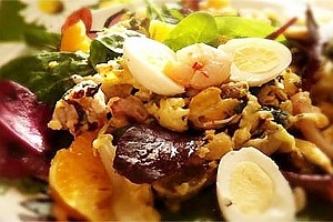 Салат с морепродуктами и яйцом Салат с морепродуктами и яйцом