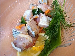 Толстолобик маринованный с луком Толстолобик маринованный с луком