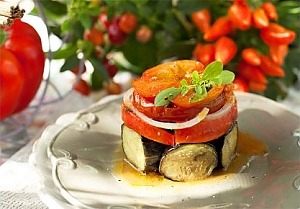 Теплый салат с баклажанами, перцем и помидорами