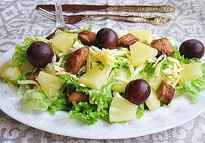Салат из курицы с ананасами