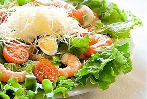 Салат с креветками и помидорами черри	