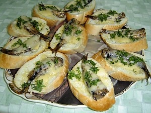 Запеченные бутерброды со шпротами