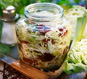 Маринована капуста зі сливами