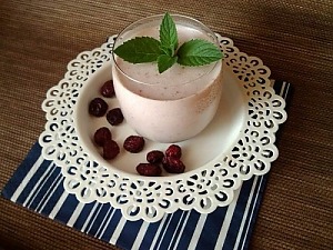 Коктейль с отрубями и клюквой на кефире