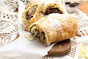 Слоеный рулет с шоколадом и черносливом