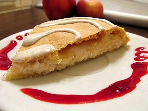 Песочный пирог с творогом и яблоками