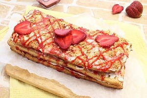 Слоеный творожный пирог с клубникой