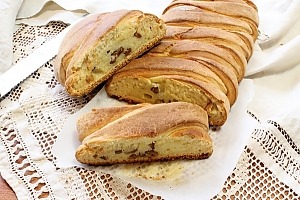 Пирог-коса с творогом и изюмом
