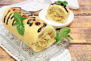 Бисквитный рулет с яблоками