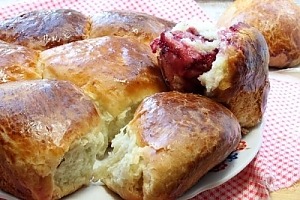 Пирог на кефире с вареньем