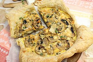Открытый пирог с грибами и рокфором