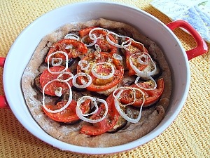 Пирог из цельнозерновой муки с томатами и баклажанами