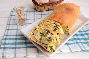 Дрожжевой рулет с яично-луковой начинкой