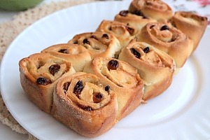 Пирог с изюмом и корицей