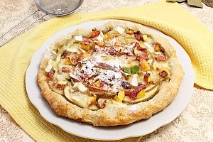 Пирог с яблоками и нектаринами