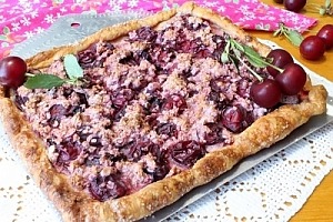 Слоеный пирог с вишней