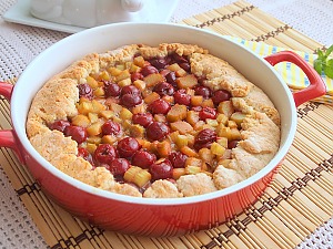 Творожная галета с ревенем и вишней