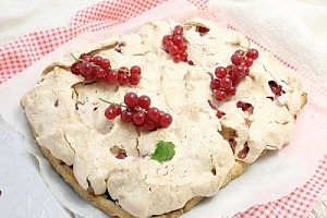 Пирог из красной смородины с меренгой