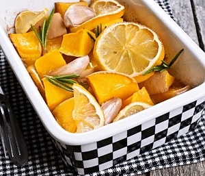 Тыква, запеченная с розмарином и апельсином