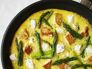 Омлет со спаржей и курицей Омлет со спаржей и курицей