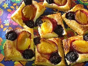 Слойки зі сливою і чорницею