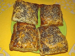 Слойки с яблоками и повидлом из айвы