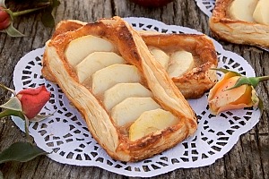 Слойки зі згущеним молоком і яблуками