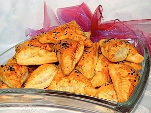 Слоеные пирожки с ветчиной и сыром